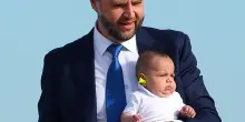 Il vicepresidente JD Vance con il suo bimbo Alec e la moglie Usha in partenza per l&rsquo;Ohio