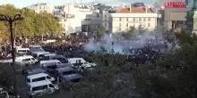 Parigi, scene di violenza alla Bastiglia: polizia ferma i manifestanti per la scuola