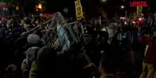 New York, agente ICE spara a un dominicano: scontri tra polizia e manifestanti