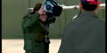 Thailandia, la regina Suthida pilota un caccia Gripen in solitaria: re Maha Vajiralongkorn assiste al decollo