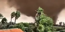 Doppia tromba marina a Marsala fa danni e feriti: sui social i video dei tornado e auto rovesciate