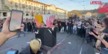 Torino, manifestazione pro-Pal: pupazzi di cartone di Trump e Nethanyau distrutti e bruciati