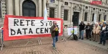 Milano, protesta contro i data center in piazza della Scala