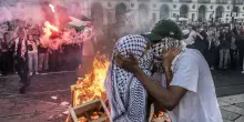 Bruciati i pupazzi di Trump e Netanyahu al corteo pro Palestina a Torino