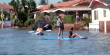 California, strade allagate dalla tempesta tropicale Rachel: i residenti si spostano in kayak