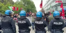 Milano, Salvini e Sardone al centro sociale Lambretta: contestazione in via Rizzoli