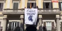 Emma Bonino, +Europa srotola una sua grande immagine dal balcone della sede a un mese dalla scomparsa