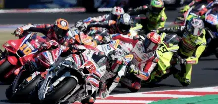 MotoGp, Gp Indonesia 2026: Bezzecchi trionfa a Mandalika. E&rsquo; tripletta Aprilia