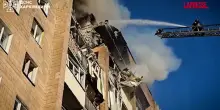 Ucraina, raid russi su Kharkiv: 12 feriti un edificio in fiamme