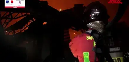 Francia, a Parigi un violento incendio devasta il mercato degli Enfants Rouges