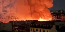 Parigi, violento incendio devasta il mercato Enfants Rouges