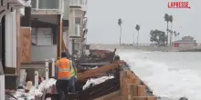 California, onde gigantesche devastano la costa: distrutta una storica passerella a Long Beach