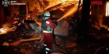 Ucraina, raid russi su Kharkiv: in fiamme i palazzi colpiti