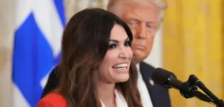 Kimberly Guilfoyle, l&rsquo;ambasciatrice Usa in Grecia si dimette: chi &egrave; e di cosa &egrave; accusata l&rsquo;ex fidanzata di Trump Jr
