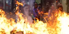 Proteste degli studenti in Albania, a Tirana scontri con la polizia e roghi nelle strade