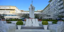 Papa Leone XIV operato al Gemelli: &ldquo;Decorso regolare&rdquo;. Il Pontefice ha celebrato messa in ospedale