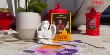 Papa ricoverato: davanti al Gemelli candele, fiori e disegni per Leone XIV
