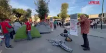 Caro affitti, protesta con le tende a Roma Termini: "Basta crisi abitativa"
