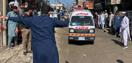 Pakistan, crolla il tetto di una scuola: morti almeno 10 bambini