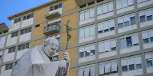 Papa Leone XIV, seconda notte al Gemelli dopo l&rsquo;intervento al polmone: &ldquo;Trascorsa bene, ha fatto colazione&rdquo;