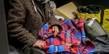 Sanremo, 13enne d&agrave; fuoco a un clochard per derubarlo