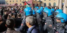 Migliaia di studenti in piazza per il &ldquo;No Meloni Day&rdquo;. La premier alle opposizioni: &ldquo;Condannare le violenze&rdquo;