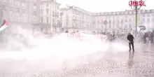 Studenti, tensioni al corteo di Torino: idranti e lacrimogeni in Piazza Castello