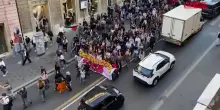 Studenti in piazza a Roma, il corteo in centro con bandiere palestinesi e striscioni