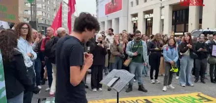 Clima, presidio Fridays For Future in piazza San Babila a Milano: "Ci stiamo mobilitando in tutta Italia con determinazione"