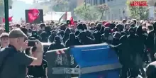 Studenti in corteo a Roma, tensioni con la polizia: cassonetti rovesciati e fumogeni
