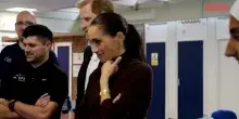 Harry e Meghan a Nottingham: il principe gioca a biliardo e decora cupcake