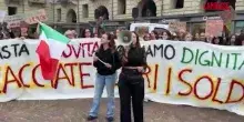 Torino, manifestazione contro il caro vita: in centinaia in piazza Castello