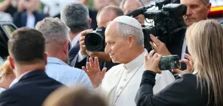 Papa Leone XIV lascia il Gemelli dopo l&rsquo;intervento al polmone