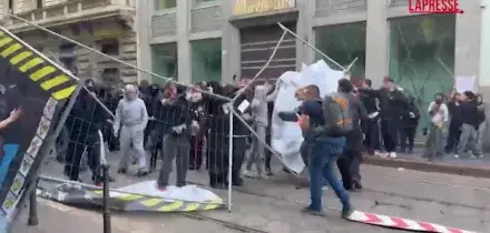 Milano, a corteo Italia in Piazza scontri tra manifestanti e polizia