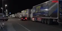 Caro carburante, la protesta degli autotrasportatori in Calabria: camion fermi sulla statale 18