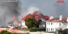 California, incendio a San Clemente: una villa avvolta dalle fiamme