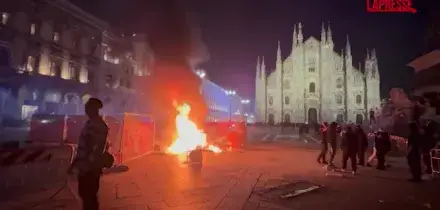 Milano, corteo contro carovita: cantiere dato alle fiamme in Piazza Duomo