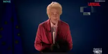 Crozza/Von der Leyen con una candela in mano: "Energia ghe n&egrave; minga, come dicono a Milano"