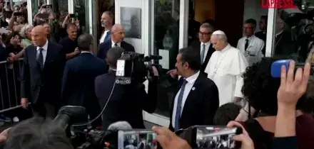 Il Papa lascia il Policlinico Gemelli: a salutarlo una folla di fedeli
