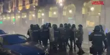 Torino, manifestazione contro il caro vita: la polizia usa idranti e lacrimogeni