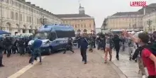 Torino, manifestazione contro il caro vita: scontri con la polizia e assalto alla Feltrinelli