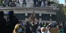 Francia, proteste contro il carovita: 166 fermi e disordini a Parigi, Lione e Marsiglia