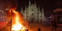 Scontri in mezza Italia, bombe carta e vetrine divelte: decine di persone fermate nel sabato di cortei