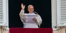 Papa Leone XIV dopo l&rsquo;operazione si affaccia in Piazza San Pietro per l&rsquo;Angelus