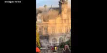 Francia, proteste contro il caro vita: in fiamme lo storico municipio di Limoges. Le immagini social