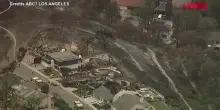 California, le immagini aeree mostrano le case distrutte dall&rsquo;incendio