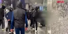 Scontri a Milano, dopo i saccheggi alcuni giovani regalano gli abiti a un senzatetto