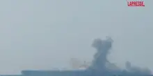 Iran, la Tv di Stato diffonde un video dell&rsquo;esplosione di una petroliera nello Stretto di Hormuz