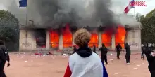 Francia, l&rsquo;ufficio turistico di Lione dato alle fiamme durante i disordini