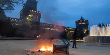 Milano, nuova giornata di guerriglia in centro: negozi assaltati e saccheggiati
